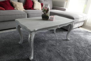 table en bois de couleur grise et argent avec moulures